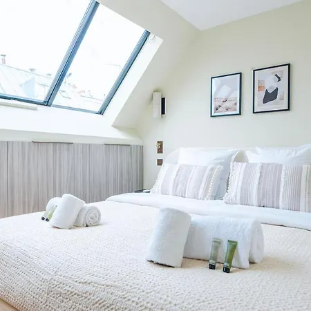 Stylish Triplex With Amazing Terrace Near Louvre Appartamento Parigi