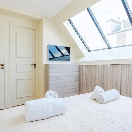 Stylish Triplex With Amazing Terrace Near Louvre Parigi