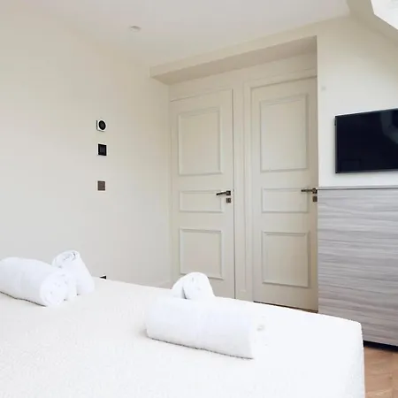 Stylish Triplex With Amazing Terrace Near Louvre Parigi