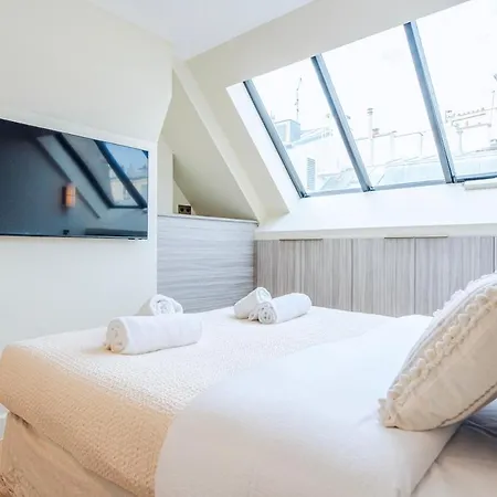 Stylish Triplex With Amazing Terrace Near Louvre * Parigi