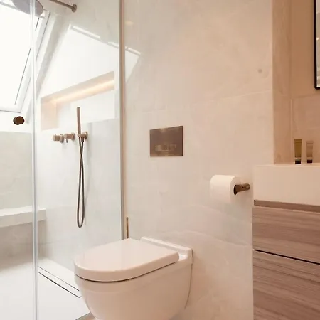 Stylish Triplex With Amazing Terrace Near Louvre Parigi