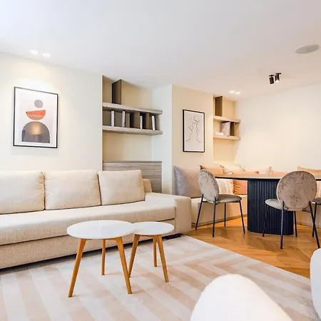 Stylish Triplex With Amazing Terrace Near Louvre * Parigi