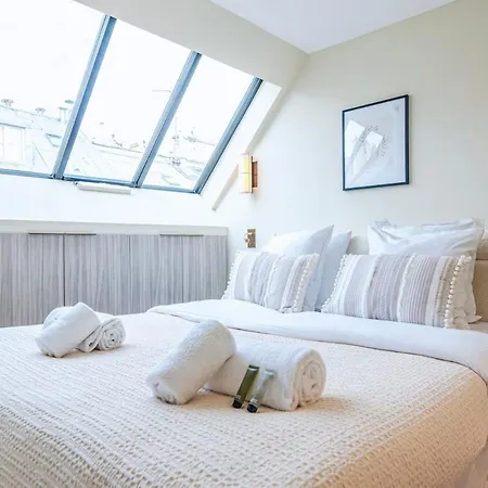 Stylish Triplex With Amazing Terrace Near Louvre Parigi