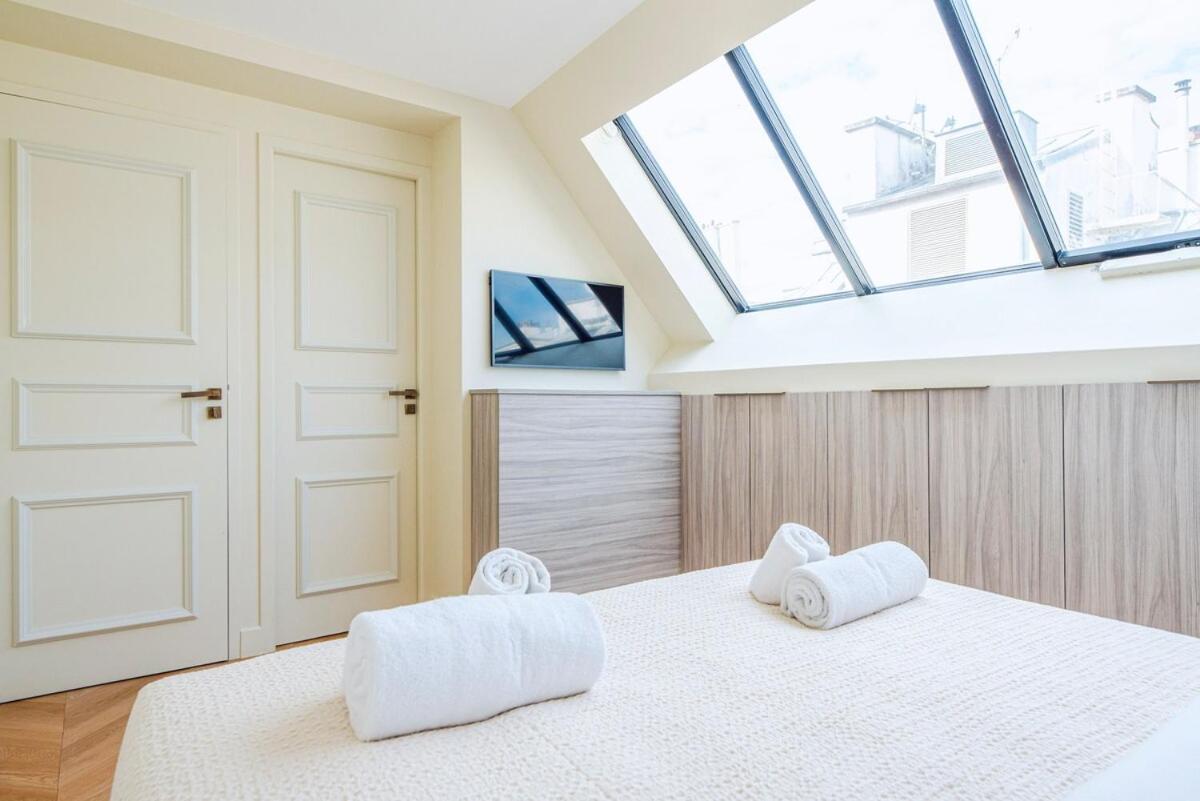 Stylish Triplex With Amazing Terrace Near Louvre Parigi