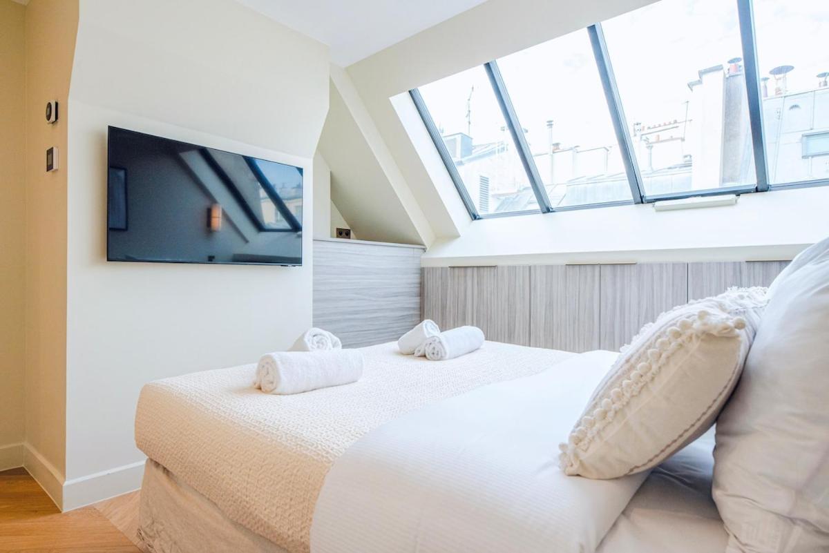Stylish Triplex With Amazing Terrace Near Louvre * Parigi