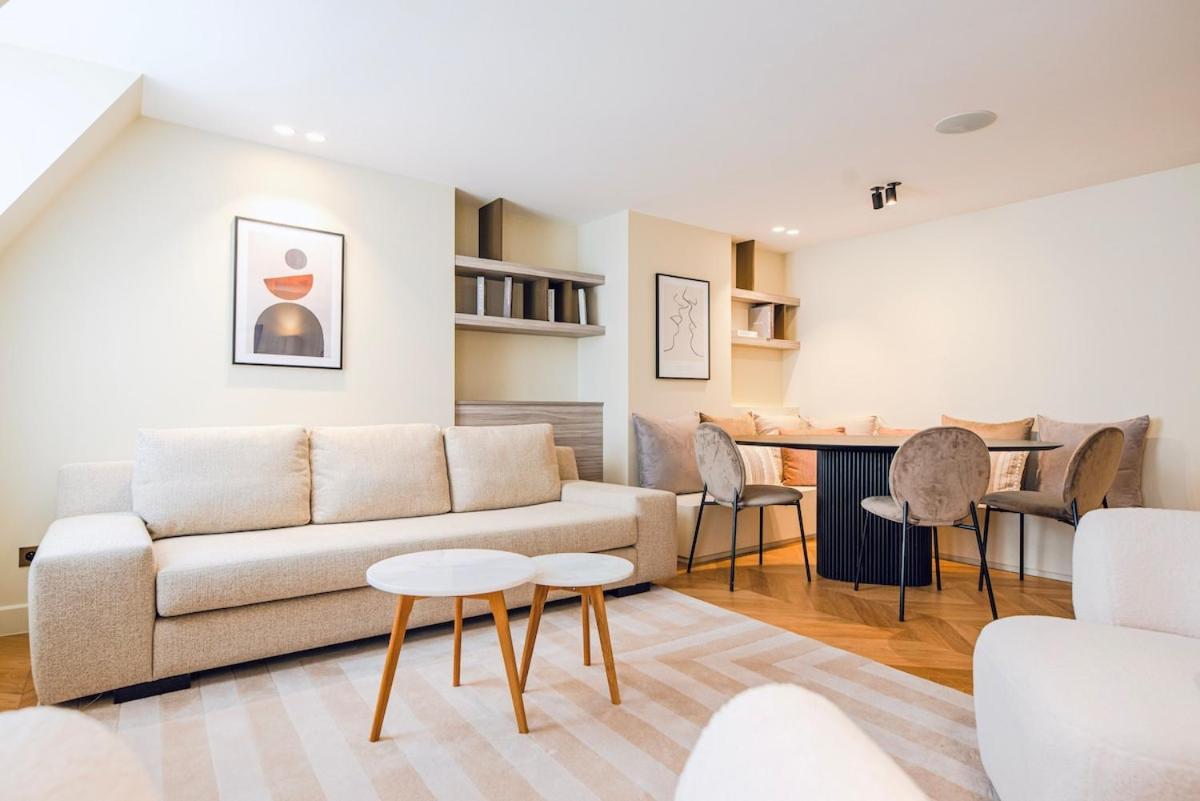 Stylish Triplex With Amazing Terrace Near Louvre * Parigi
